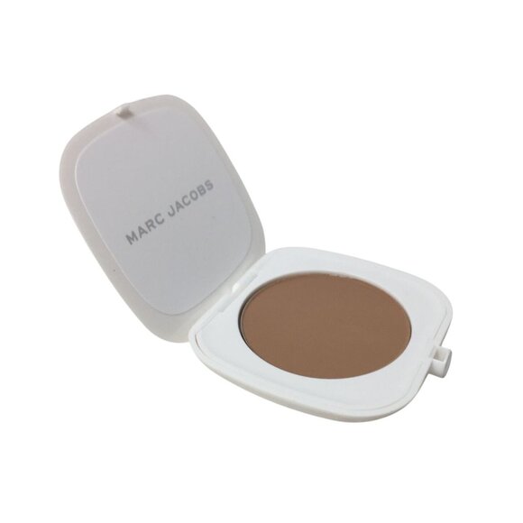 Marc Jacobs Beauty Legally Bronze shade 20 light medium